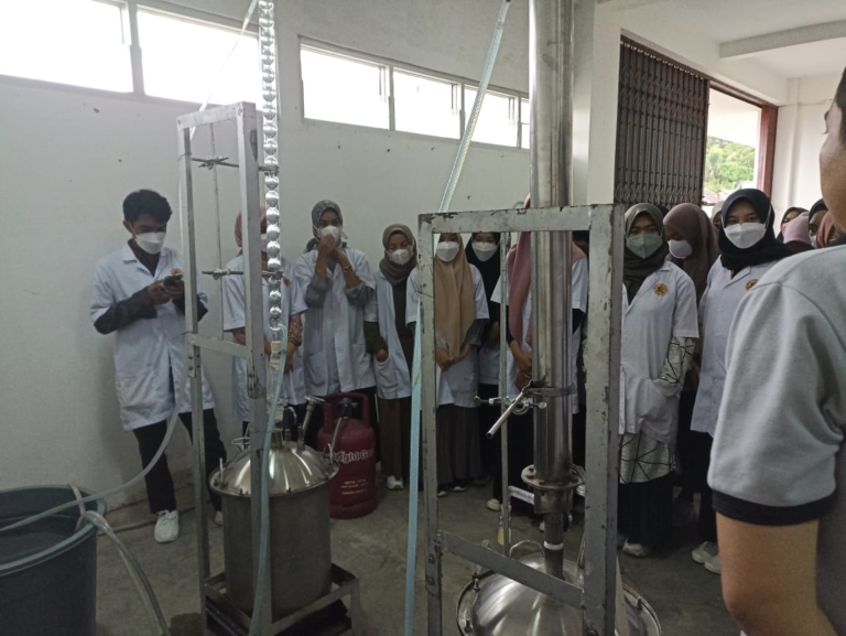 Kegiatan Praktikum Fitokimia di UPTD Pelayanan dan Pengembangan Minyak Atsiri