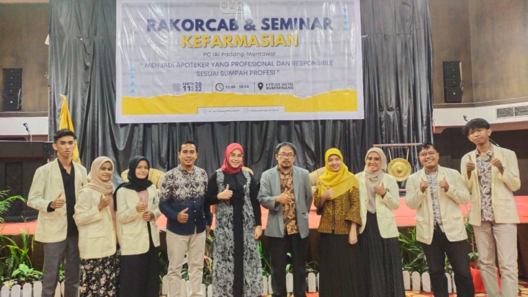 Keterlibatan Mahasiswa Prodi Farmasi Klinis UNBRAH dalam kepanitiaan seminar Kefarmasian yang diselenggarakan oleh Ikatan Apoteker Indonesia Cabang Padang-Mentawai