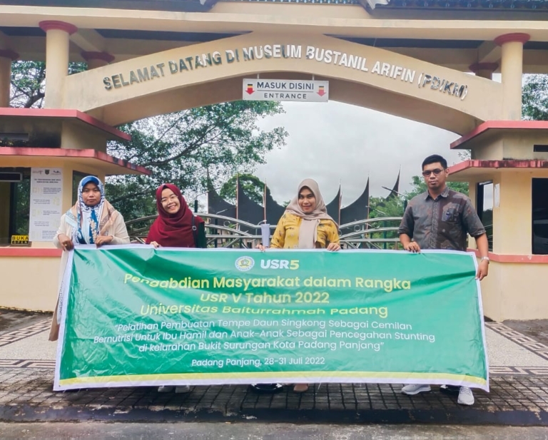DOSEN DAN MAHASISWA PRODI FARMASI KLINIS MENGADAKAN PENGABDIAN MASYARAKAT DI KOTA PADANG PANJANG DALAM RANGKA USR V UNIVERSITAS BAITURRAHMAH BERTEMA KAN PENCEGAHAN STUNTING DAN LGBT