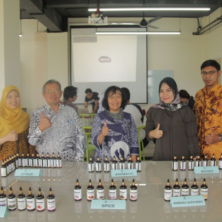 Pusat Studi Aromaterapi dan Prodi Farmasi Klinis Unbrah Gelar Workshop Parfum