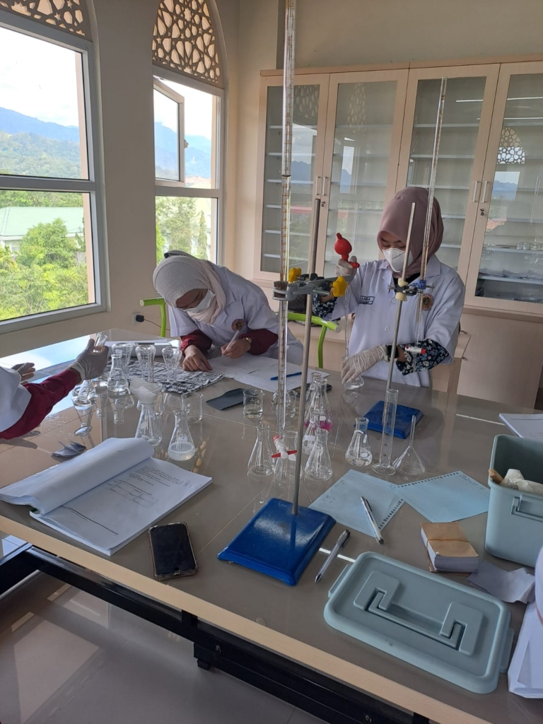 Kegiatan Praktikum Prodi Farmasi Klinis telah kembali dilaksanakan secara Luring setelah kasus covid 19 menurun, dan angka vaksinasi meningkat