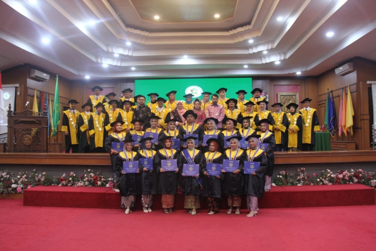 Yudisium dan Wisuda Sarjana Farmasi Pertama Prodi Farmasi Klinis