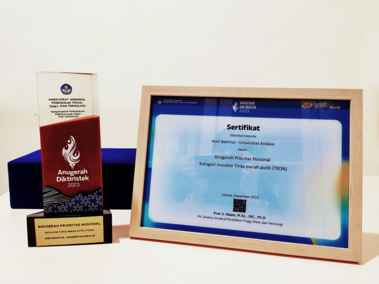 Guru Besar Farmasi Klinis Raih Penghargaan Prioritas Nasional Indonesia Dikti Ristek Tahun 2023