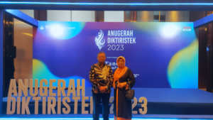 Prof. Amri bersama istri pada Anugrah Diktiristek 2023