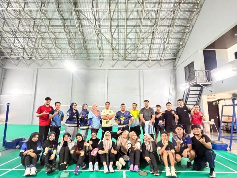 Prodi Farmasi Klinis Unbrah Raih Kemenangan dalam Pertandingan Persahabatan Badminton Bersama Farmasi Stikes Ranah Minang